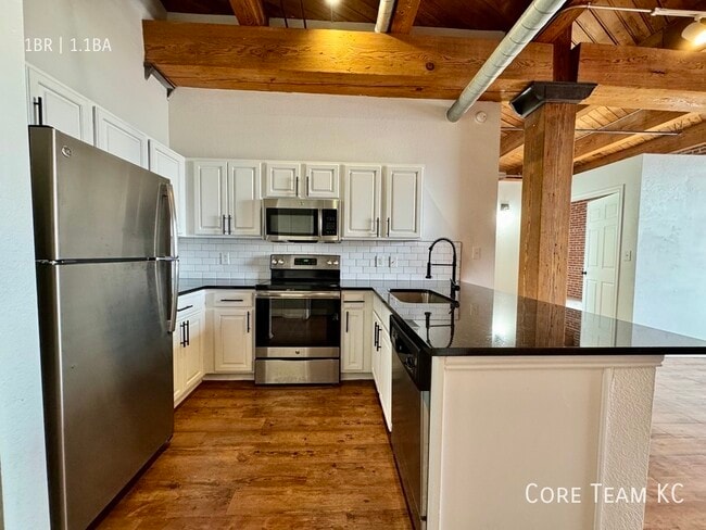 Building Photo - 202 W 5th St