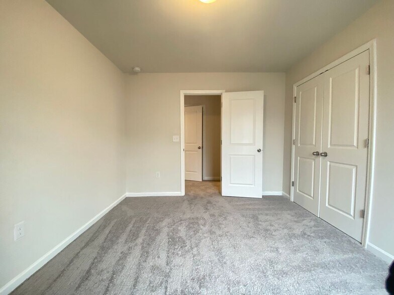 Building Photo - 4679 Fullerton Dr