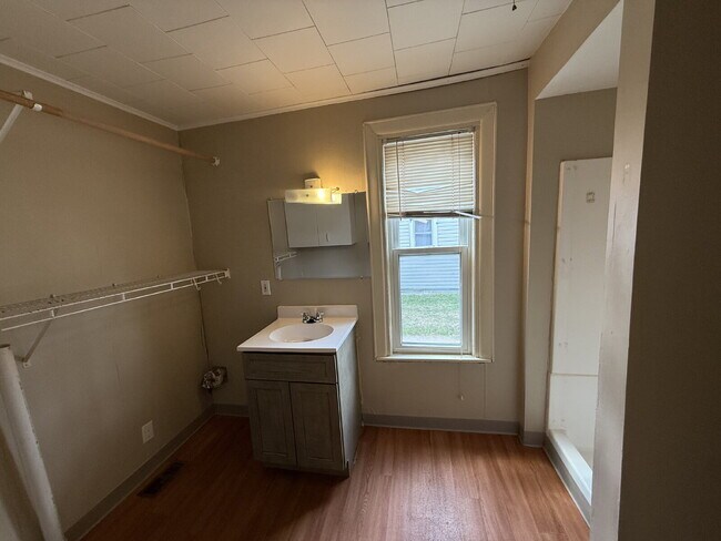 Building Photo - NW Side 1BR