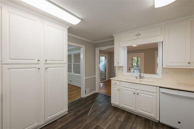 Building Photo - 4648 Calumet Cir NW