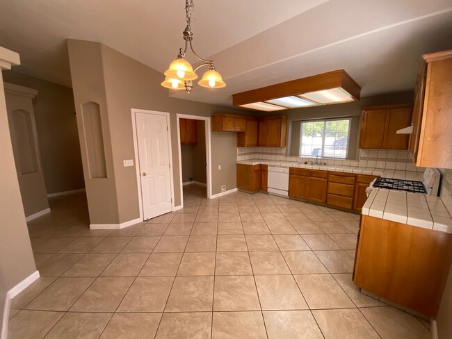 Building Photo - Cozy NW Visalia Home Rent Ready!