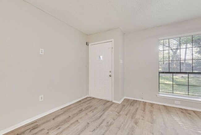 Building Photo - Quiet & Bright Home in Irving