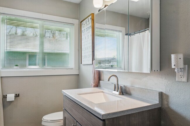 Building Photo - 927-933 Park Ave W