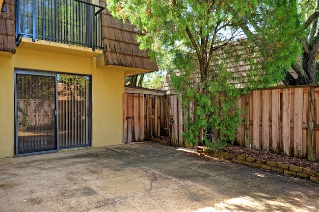 Building Photo - South west Orlando town home