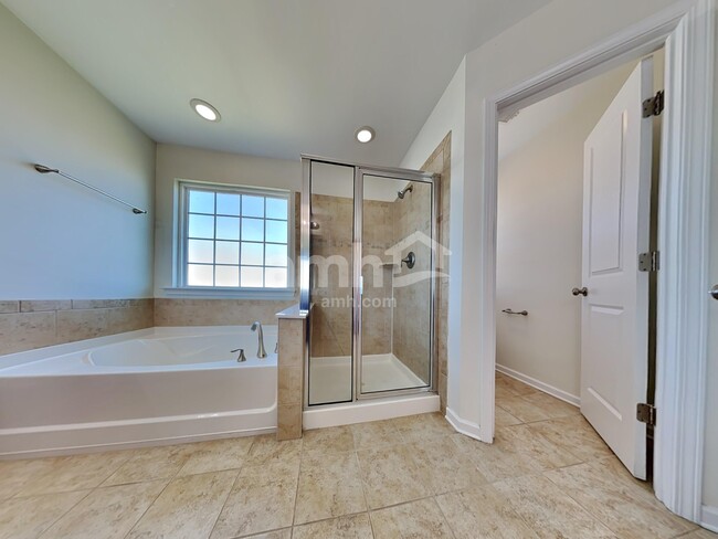 Building Photo - 636 Silver Moss Dr