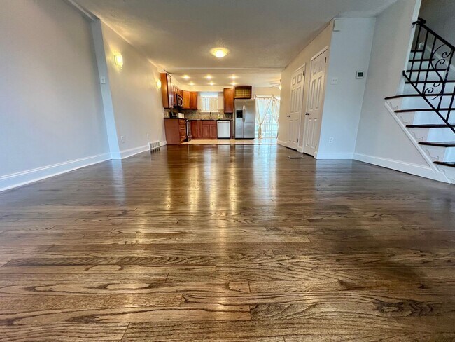 Building Photo - 3-Bedroom Townhome in Parkwood with Finished Basement! Available NOW!