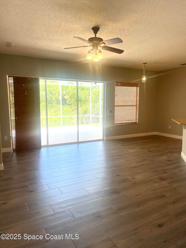 Building Photo - 1586 Sun Gazer Dr