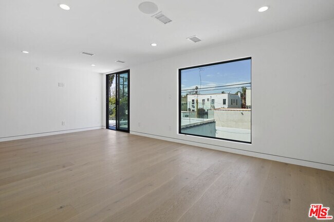 Building Photo - 1161 Stearns Dr