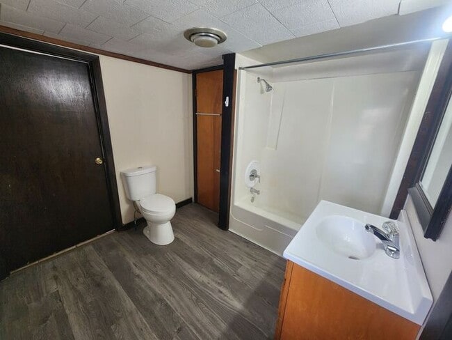 Building Photo - 2 Bedroom House in Newport, IN