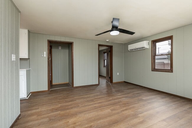 Building Photo - 2 Bedroom 1 Bathroom Home Located within w...