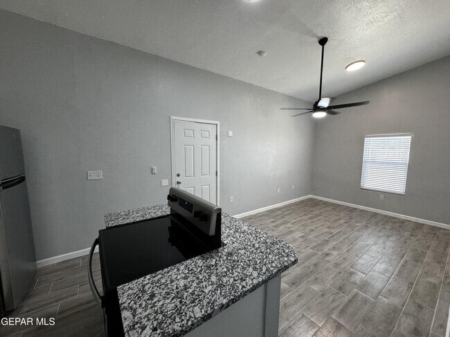 Building Photo - 10277 N Loop Dr