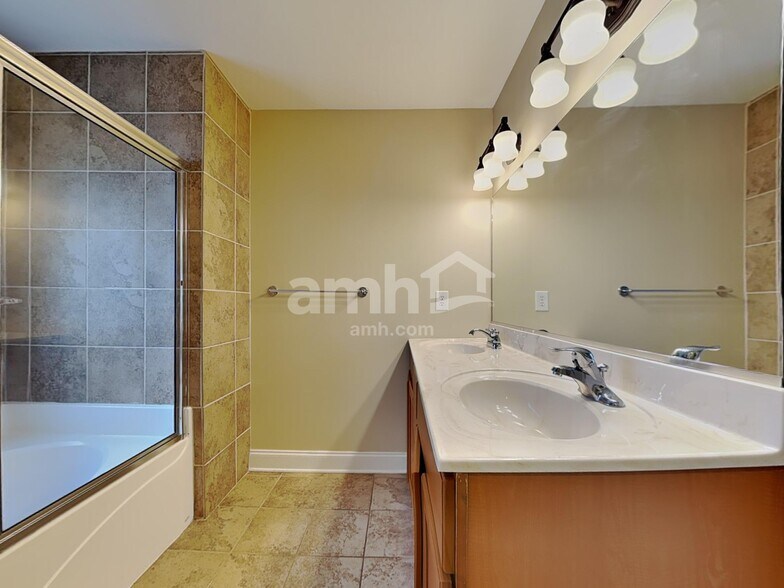 Building Photo - 10916 Parkgate Ln