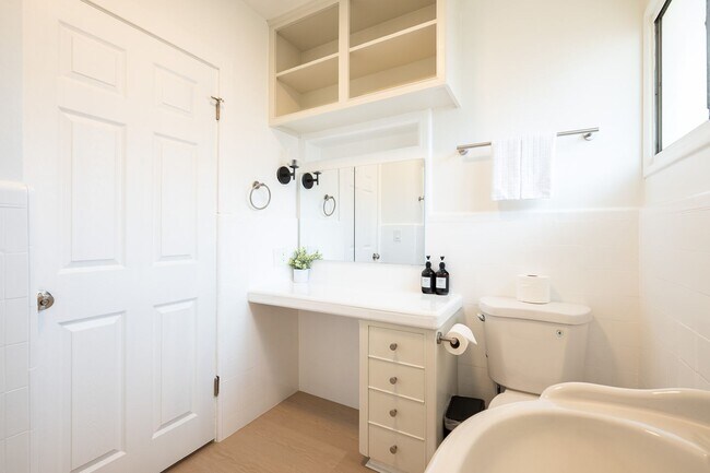 Building Photo - Relaxing 4BR Family Home Near Attractions ...