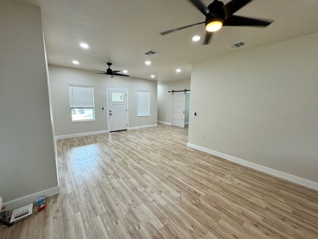 Building Photo - Ready For Move In - An Amazing 3/2 Modern ...