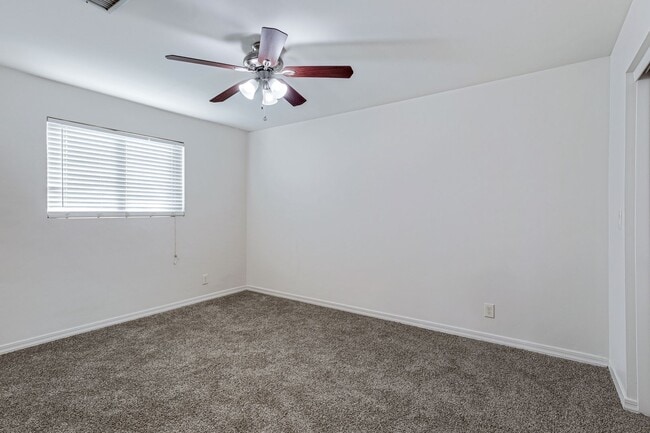 Building Photo - Spacious & Stylish 4/2 – Just  2 Miles fro...