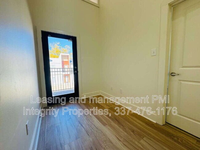 Building Photo - 113 Bayou St