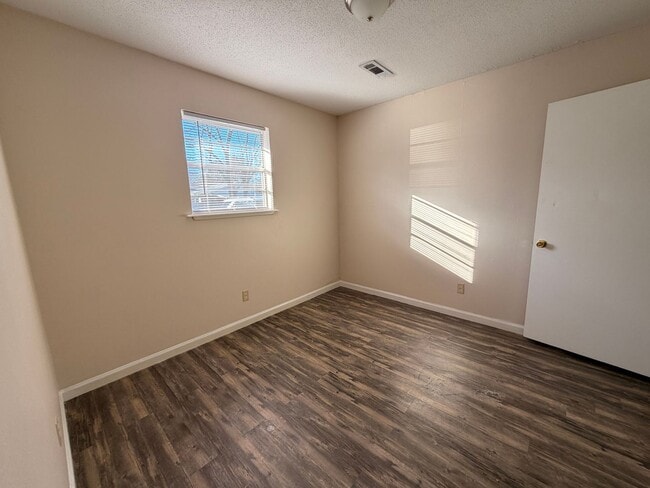 Building Photo - 1502 S Commerce Ave