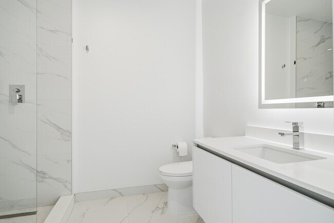 Building Photo - 220 Lake Shore Dr