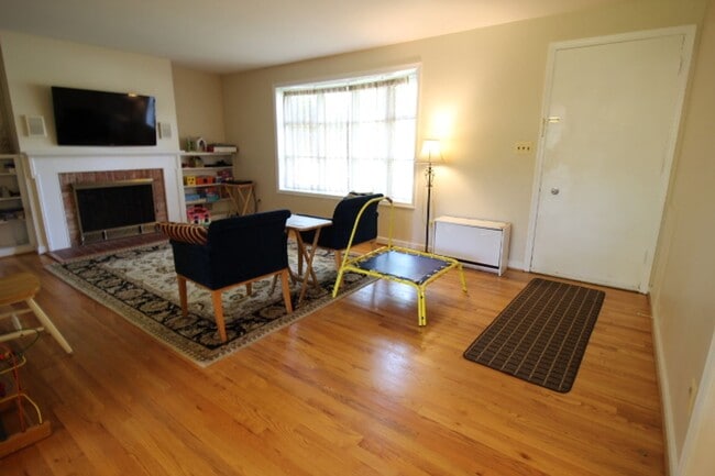 Building Photo - Charming 3 Bed 2.5 Bath Brick Home With Sp...