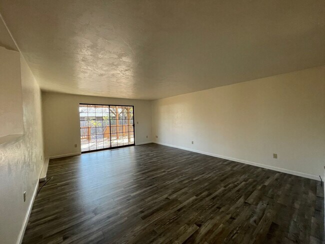 Building Photo - 3 bedroom, 2 bathroom, in East Medford