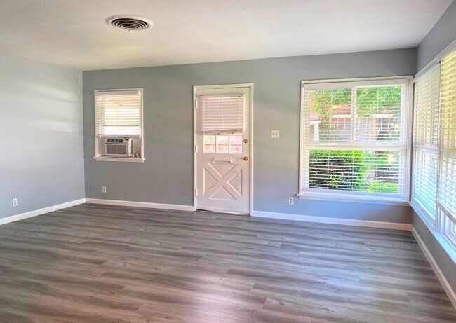 Building Photo - 504 N Hollywood Way