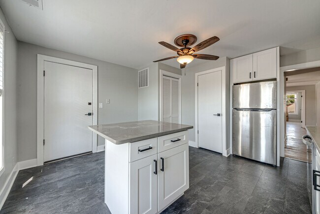 Building Photo - 201 S Main St