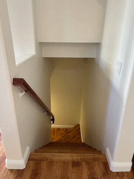 Building Photo - 1020 S San Marino Way