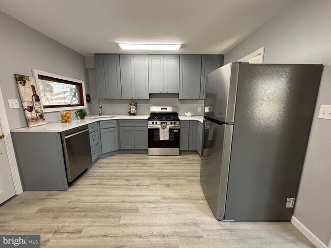 Building Photo - 120 Phillips Ave