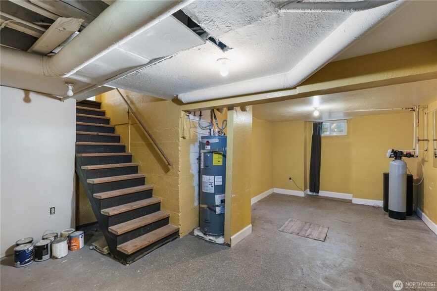 Basement Bonus Room - 205 S Division St