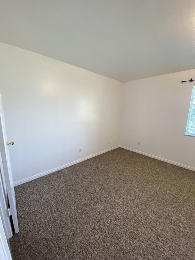 Building Photo - 1556 Talon Dr