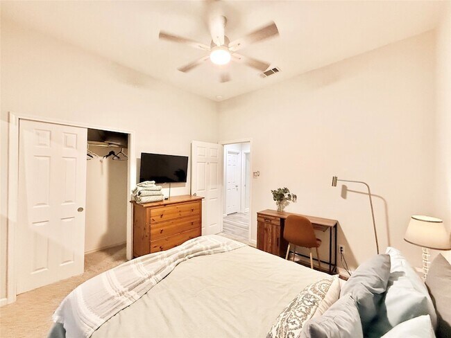 Building Photo - 16235 Red Wood Cir N