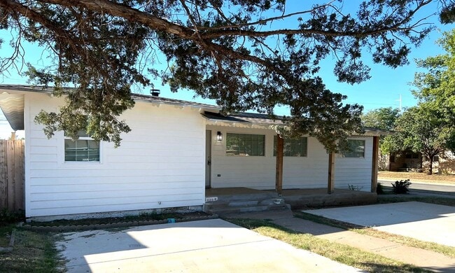 Building Photo - $0 First Month's Rent / $0 Deposit at Move-in