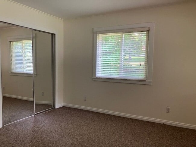 Building Photo - 3-Bedroom 1 Bathroom Lake House!