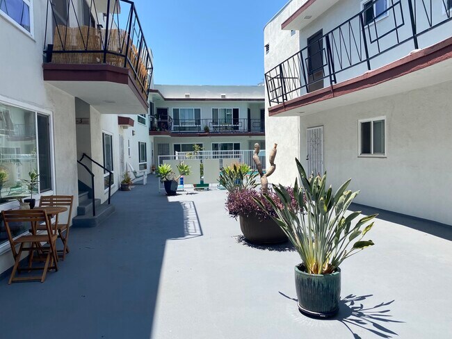 Building Internal - 1537 N Laurel Ave