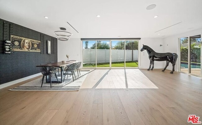 Building Photo - 22616 Oxnard St