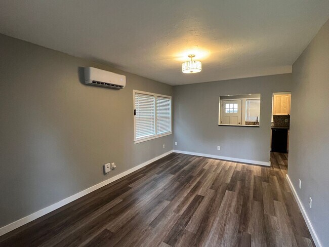 Building Photo - r3008unanderavev