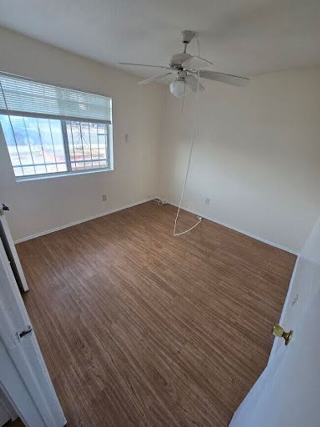 Building Photo - Spacious 4bd/2ba Featuring Central A/C and Large Private Yard