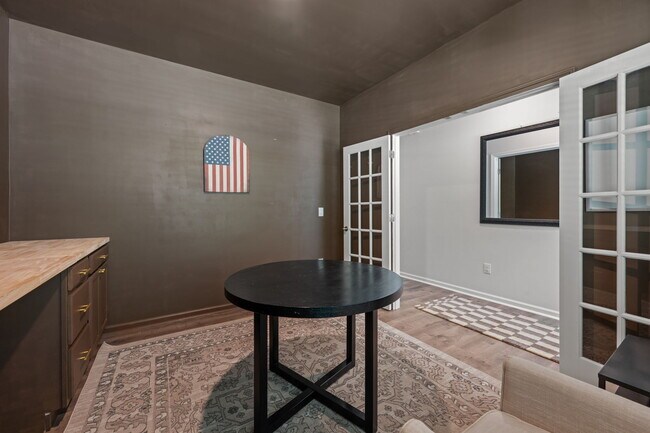 Building Photo - 1009 Chiles Dr