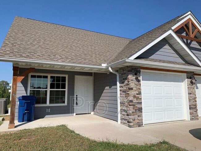 Primary Photo - 611 Easton Dr