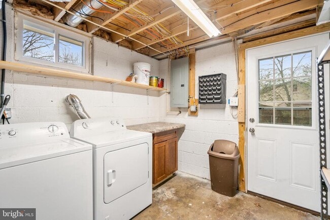 Building Photo - 9402 Blackstone Rd