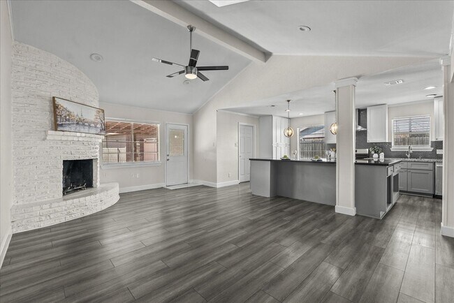 Building Photo - 15514 Diana Ln