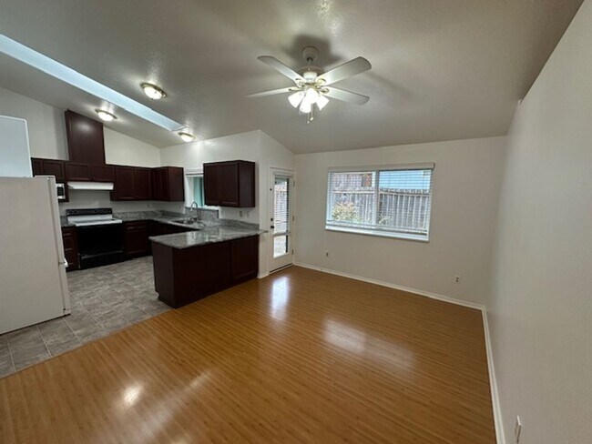 Building Photo - Duplex for rent