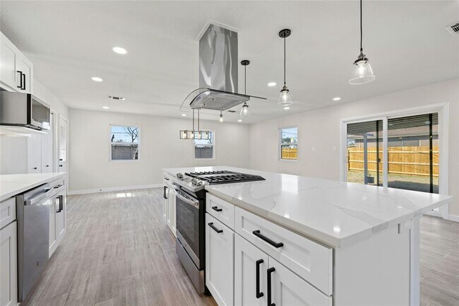 Building Photo - 1400 Bellmar Dr
