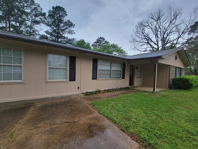 Building Photo - 10556 Rolling Pines Dr