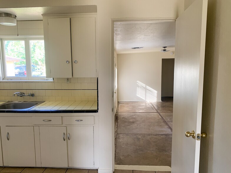 Building Photo - 832 S Maple Ave