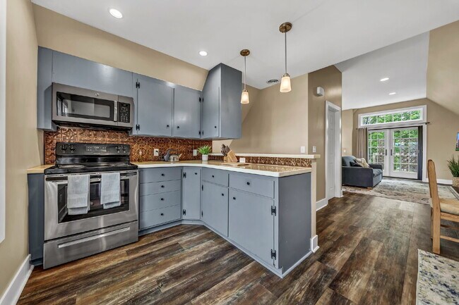 Building Photo - Furnished 1-Bedroom Upper Apartment on Main St