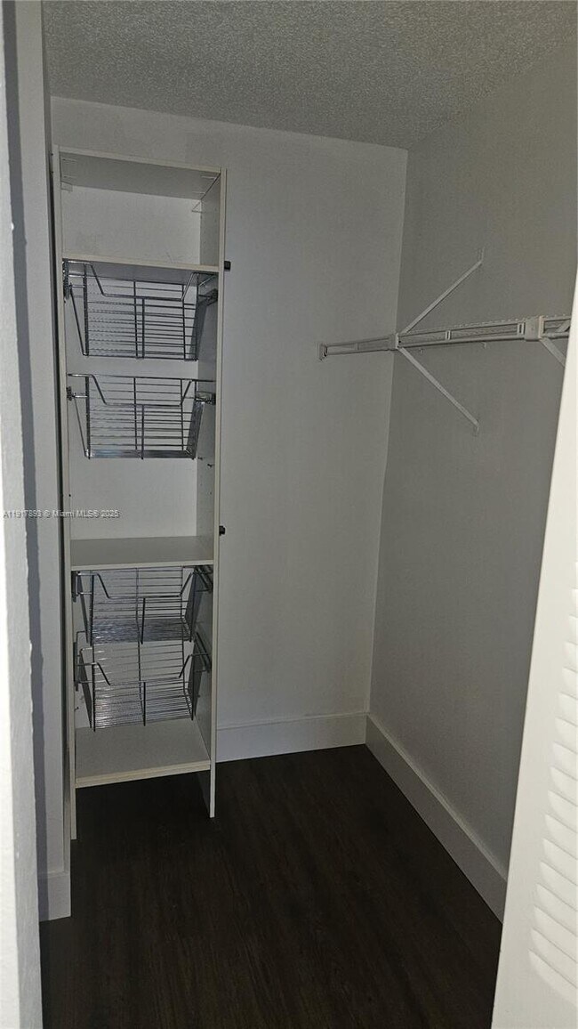 Building Photo - 105 Lake Emerald Dr