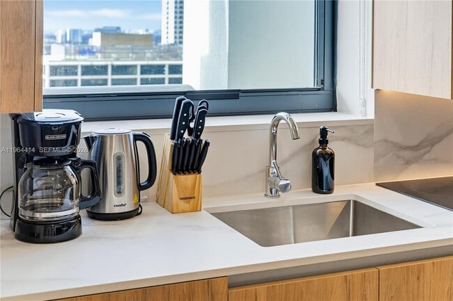 Building Photo - 11 NE 6th St