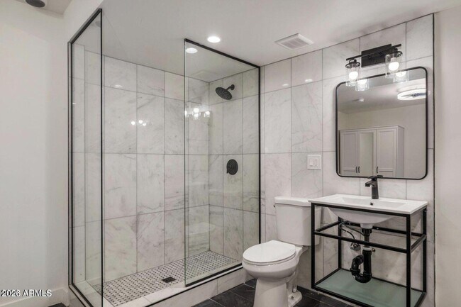 Building Photo - 912 E Roosevelt St