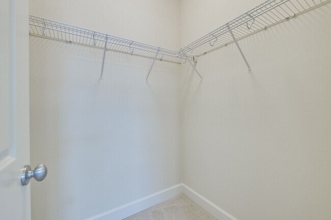 Building Photo - Excellent 4 Bed 2.5 Bath Town Home!